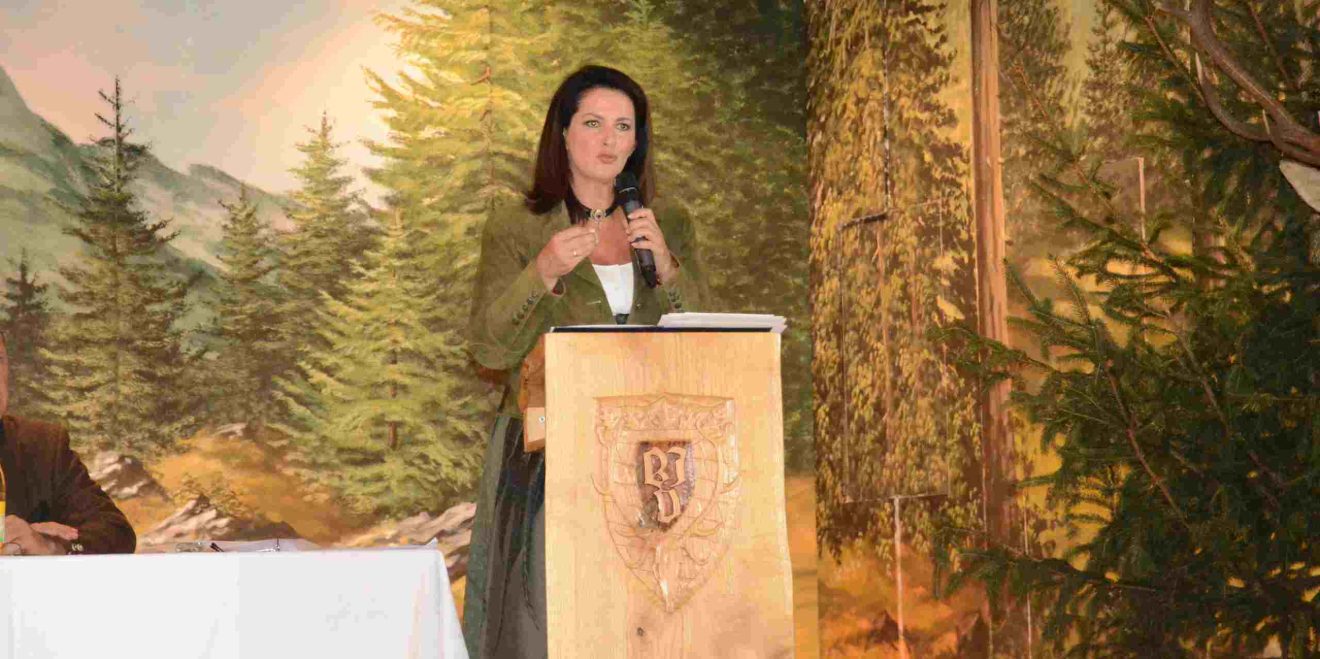 CSU-Ministerin Kaniber beharrt auf ＂Wald vor Wild＂