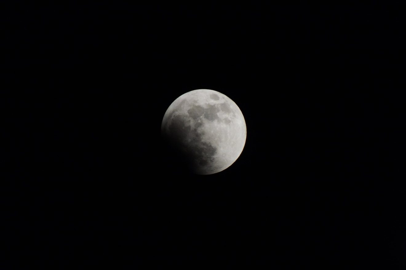 Vollmond am dunklen Himmel, die untere linke Seite liegt im Schatten
