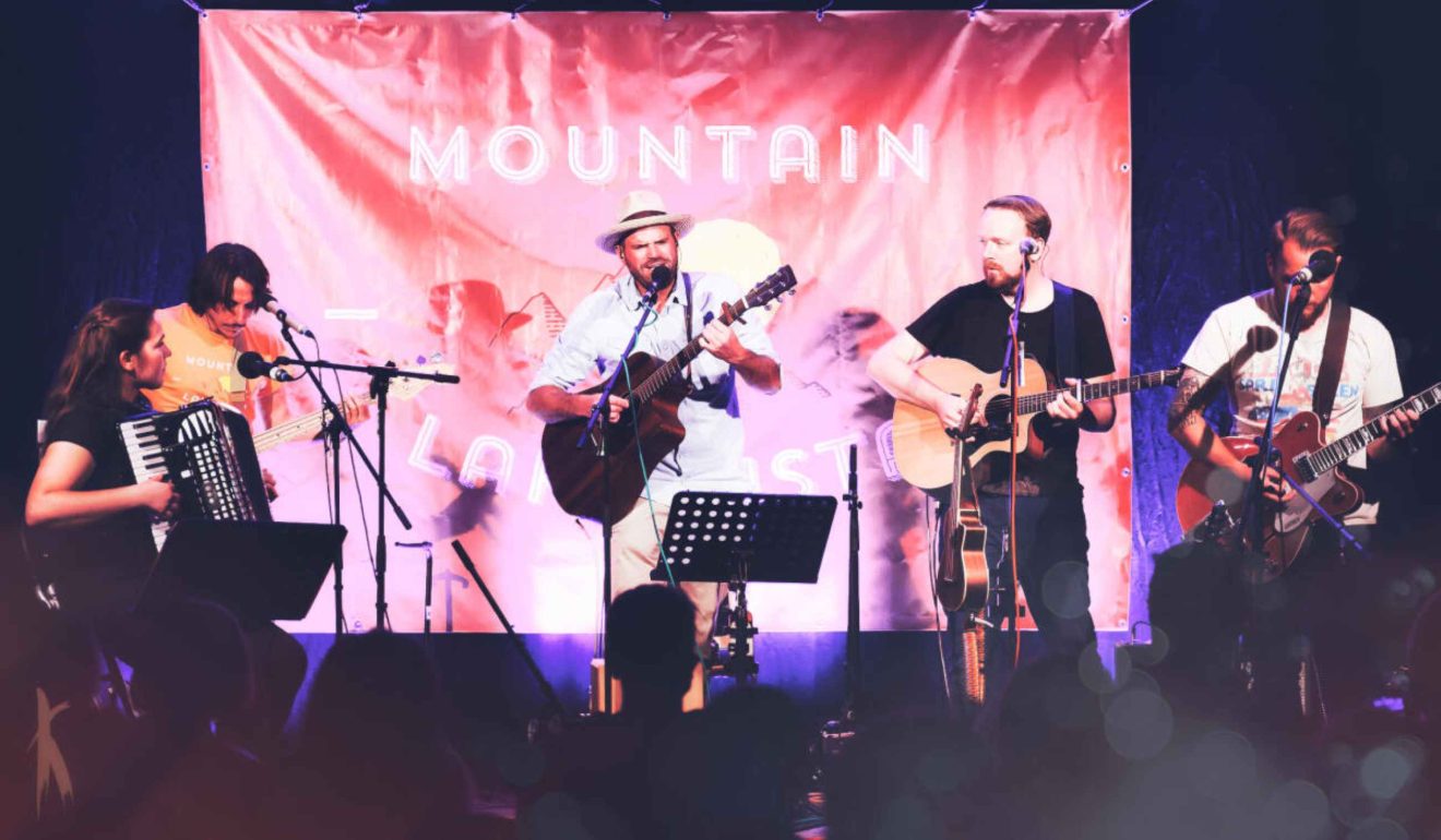 Die Band Mountain Lake Vista bei einem Auftritt auf der Bühne