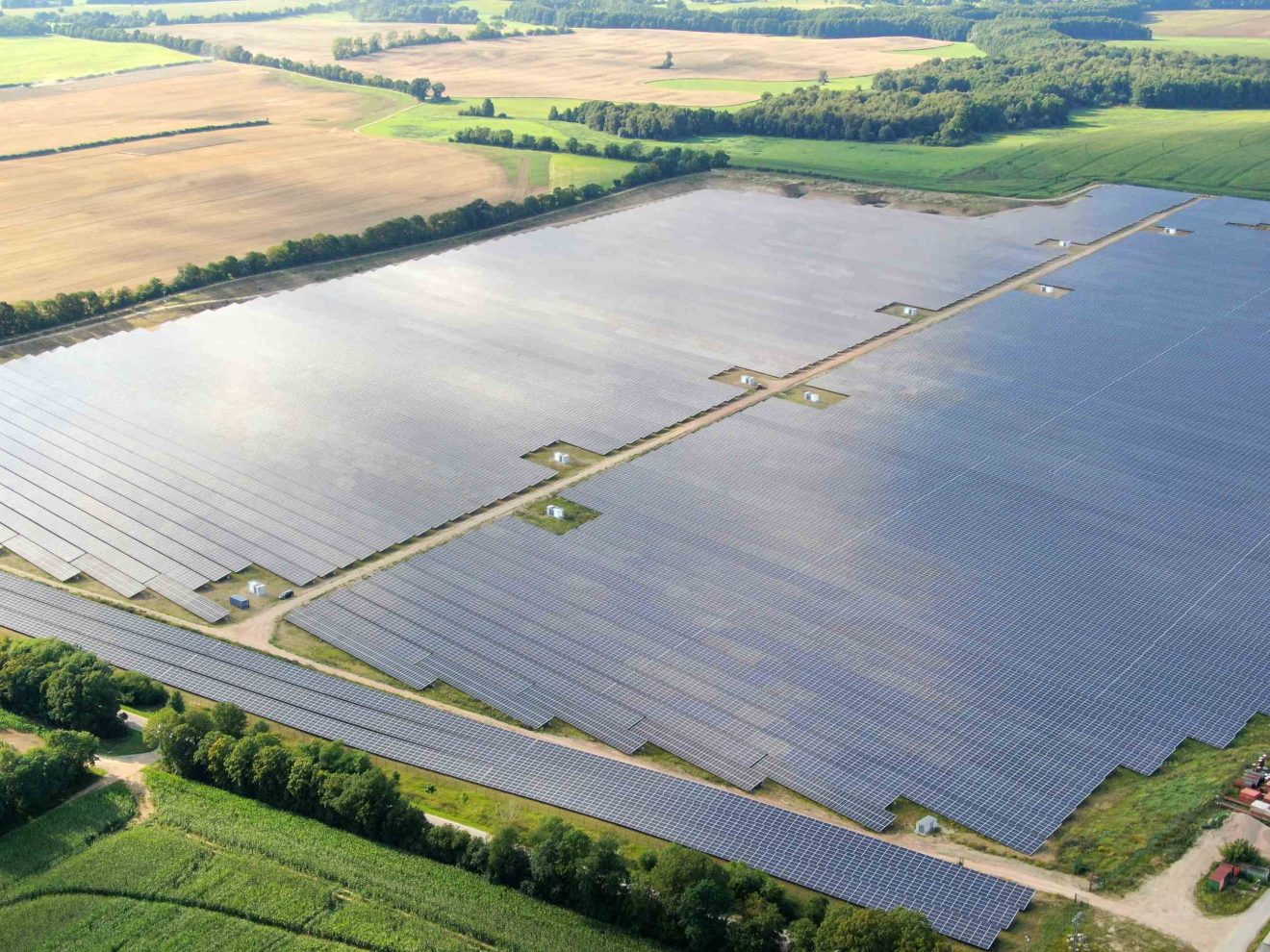 Luftbild von einem Solarpark