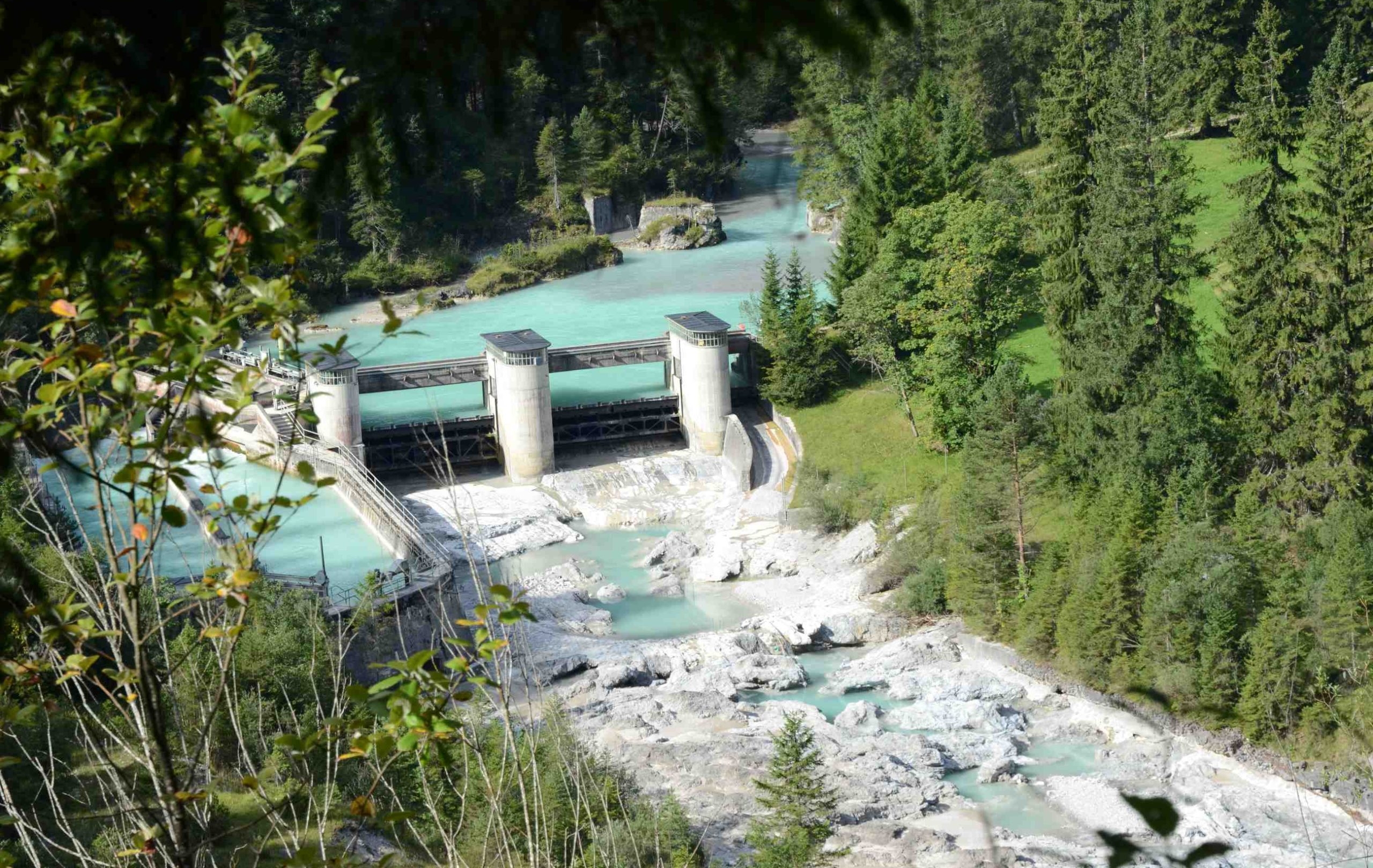 Blick von oben auf ein Wasserkraftwerk im Gebirge