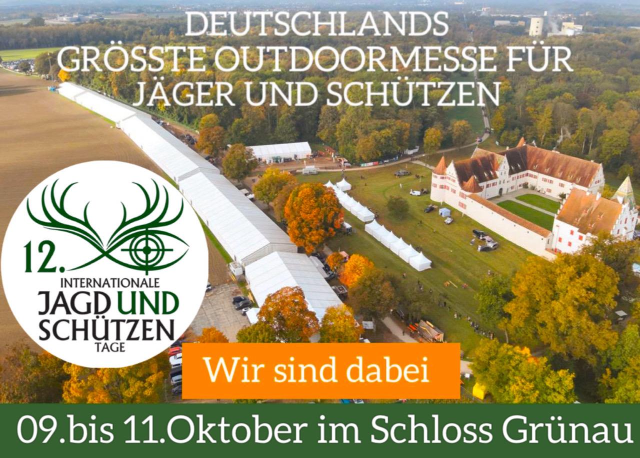 Werbung für Deutschlands größte Outdoormesse mit einem Luftbild einer Schlossanlage im Hintergrund, einem Logo mit grünem Geweih und dem orangefarbenen Balken "Wir sind dabei"