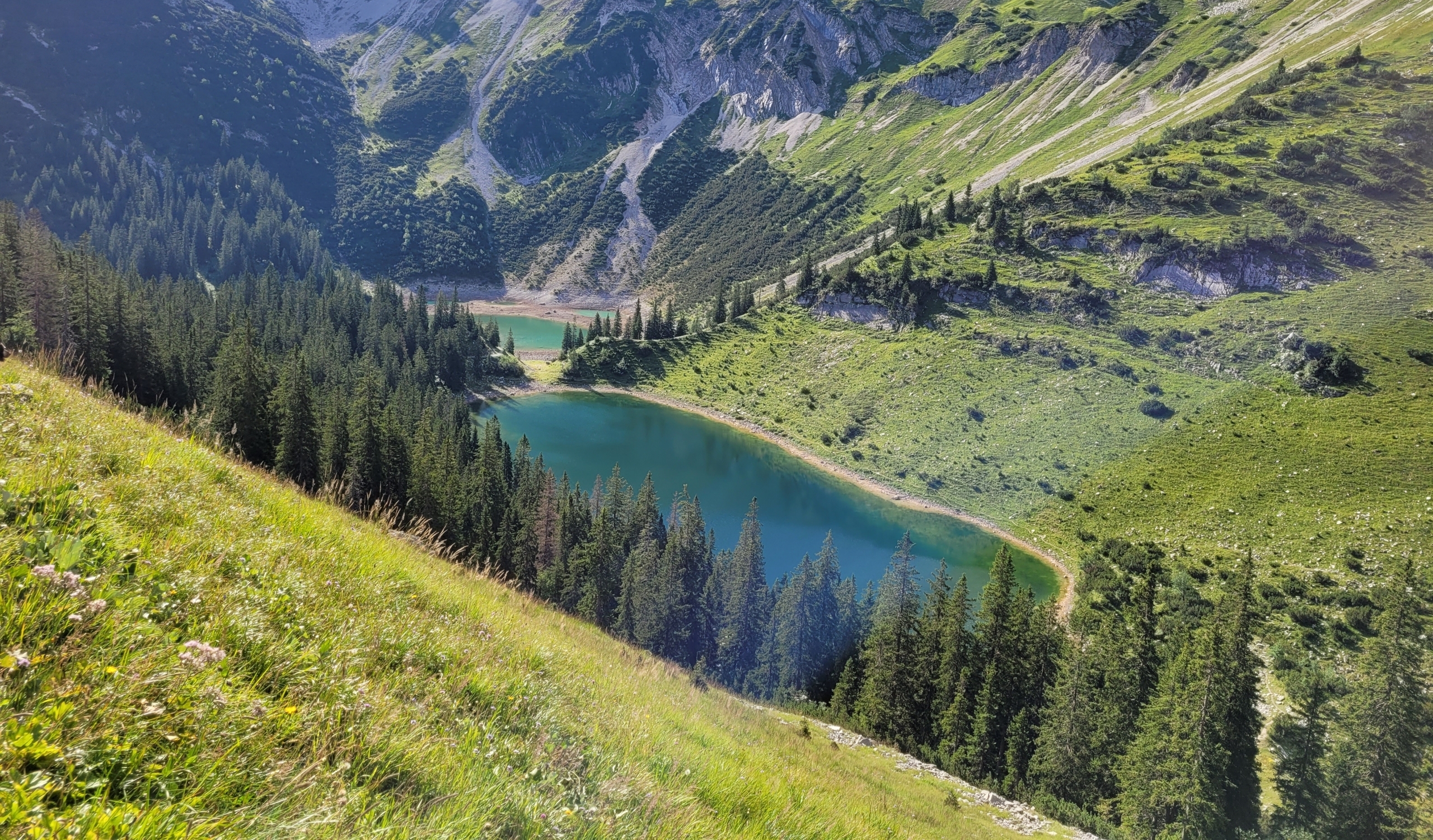 Ein kleiner dunkelgrüner See in den Bergen