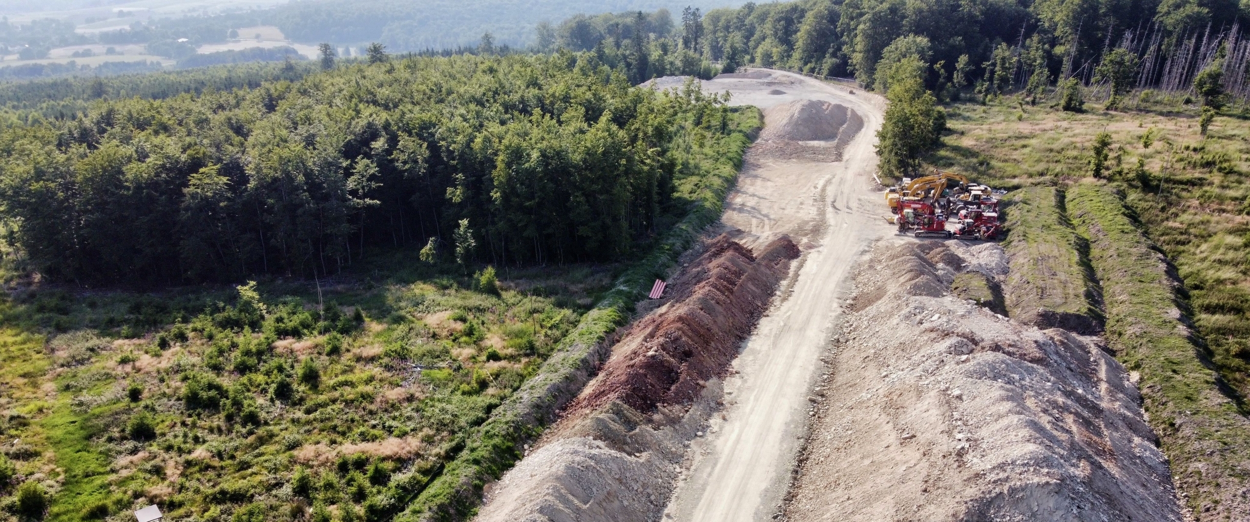 Luftbild einer Trasse zur Großbaustelle für ein Windrad im Wald