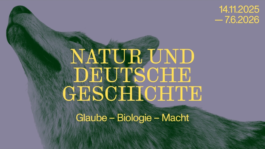 Ein violettes Plakat, auf dem im Hintergrund ein grauer Wolfskopf abgebildet ist, vorne in gelber Schrift: Natur und Duetsche Geschichte, Glaube - Biologie - Macht