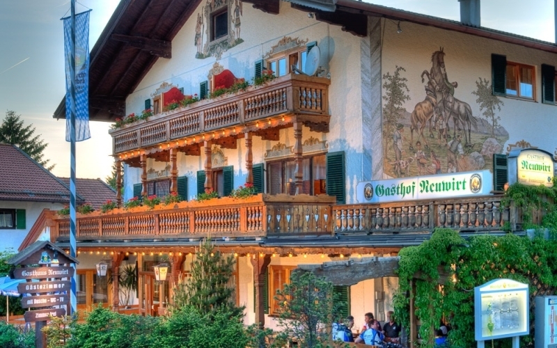 Foto eines großen bayerischen Gasthofs mit dem Schild 