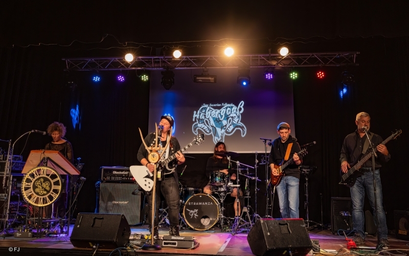 Eine Band spielt auf einer Bühne