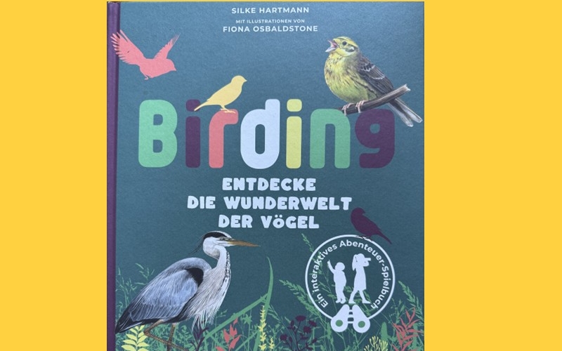 Vor gelbem Hintergrund ein bunter Buchtitel mit Vögeln und dem Text 