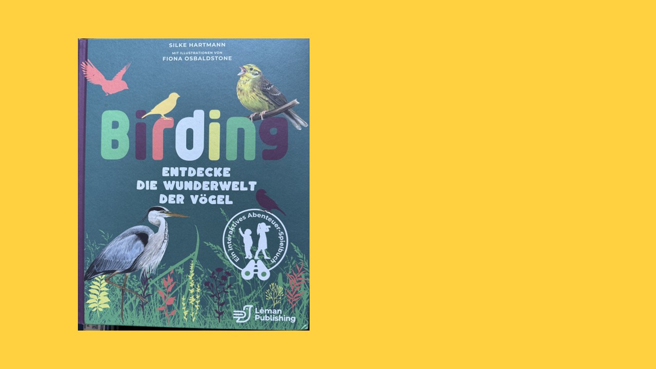 Vor gelbem Hintergrund ein bunter Buchtitel mit Vögeln und dem Text "Birding"