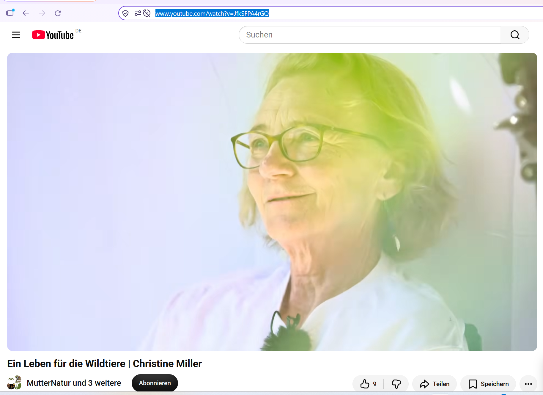 Screenshot vom lichtüberströmten seitlichen Porträt einer Frau